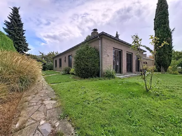 Mooie gelijkvloerse te renoveren villa in rustige, doodlopende straat in Gistel.