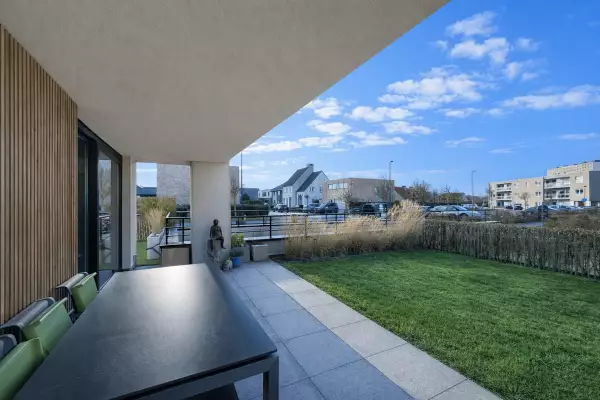 Appartement met tuin op topligging aan zee in Bredene