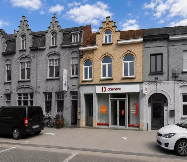 Opbrengsteigendom met handelspand en 3 appartementen te Nieuwpoort-stad