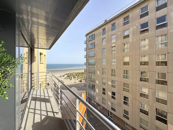 Gerenoveerd appartement met lateraal zeezicht te Nieuwpoort.